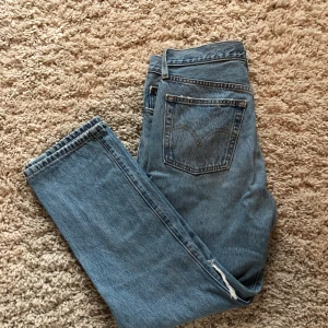 Levis 501 jeans - Klassiska 501 Levis jeans med slitningar. Jättesnygga men har tyvärr blivit för små för mig. Bra skick, fler bilder på passform kan skickas vid förfrågan.