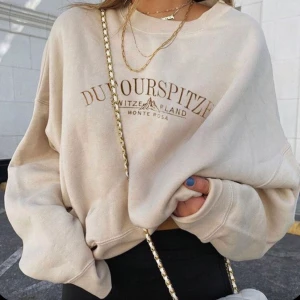 Sweatshirt - Beige sweatshirt från Shein i storleken M. Köpt i höstas och använt cirka 1-2 ggr därav dess goda skick. Skriv gärna om ni har några frågor🤍🤍🤍kan sänka priset till 150 vid snabb affär. EDIT: Budgivning pågår just nu och högsta budet ligger på 175kr.