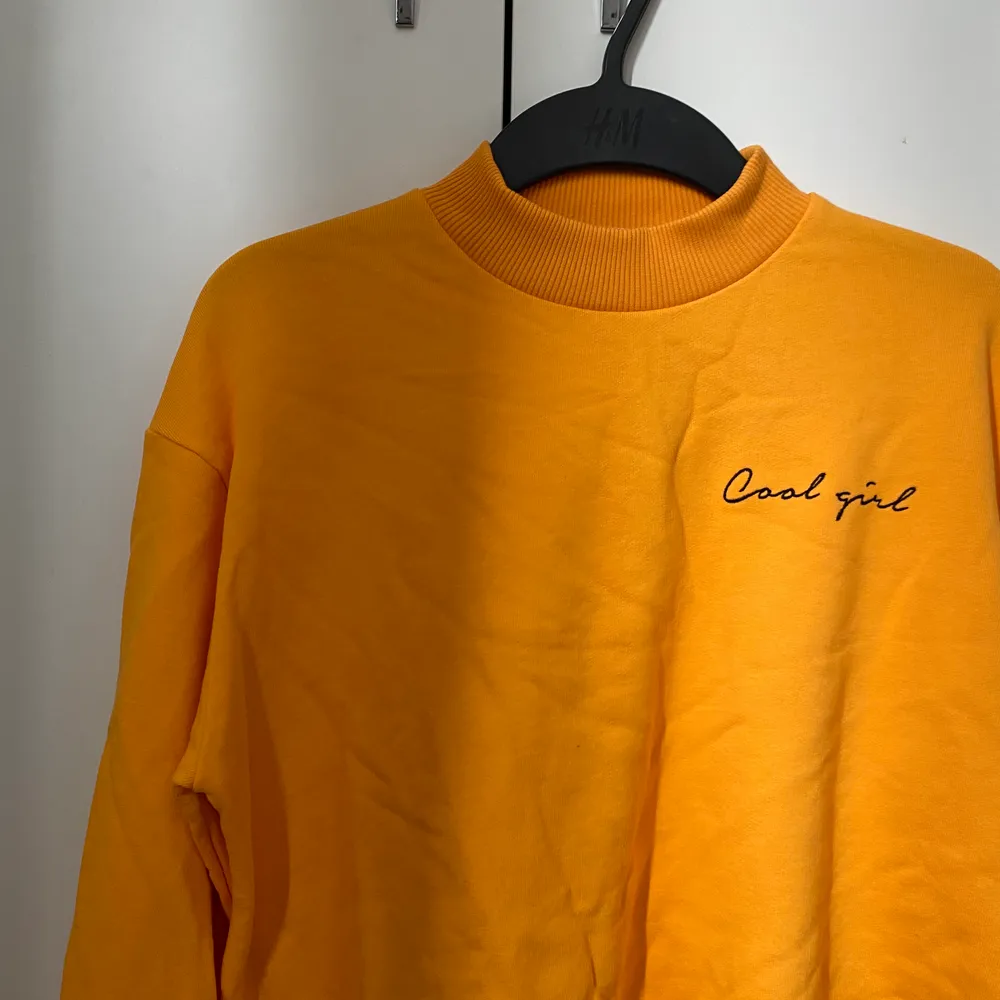Jättefin orange tröja med trycket ”Cool girl” från NA-KD.. Tröjor & Koftor.