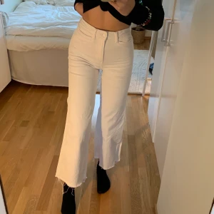 Vita byxor  - Säljer dessa vita jeans i storlek 36! 💞 köparen står för frakten men jag möter även upp i Lund💞 
