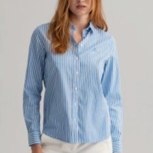 Gant skjorta  - blå/vit gant skjorta köpt från gant för 1000kr och säljs för 250kr. alldrig använt den för att den är för liten för mig.skjortan är i bra skick. Första bilden är lånad. pris kan diskuteras och buda om det är fler som vill ha den. 💗