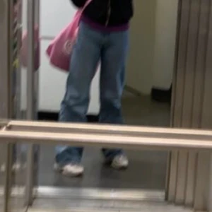 Baggy jeans str 25 - Baggy jeans från monki ljusblåa model yoko. Bra skick förutom längst ner vid häl-kanten då dem har slitningar för att dem är lite långa på mig. Köpte dem i Aug 2020 så dem är inte alls gammla. (Gammla bilder och en lånad från Monkis hemsida) dem är str 25, jag är 1,60 och dem är lite för långa på mig. Tar Swish annars kan jag möta upp runt söder och Sundbyberg💗 buda med 5kr imellan eller köp direkt för 200kr