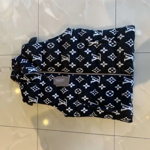 Louis Vuitton  - Louis Vuitton väst finns i alla storlekar, leverans 3 veckor. Varm och skön material. Frakt ingår i priset