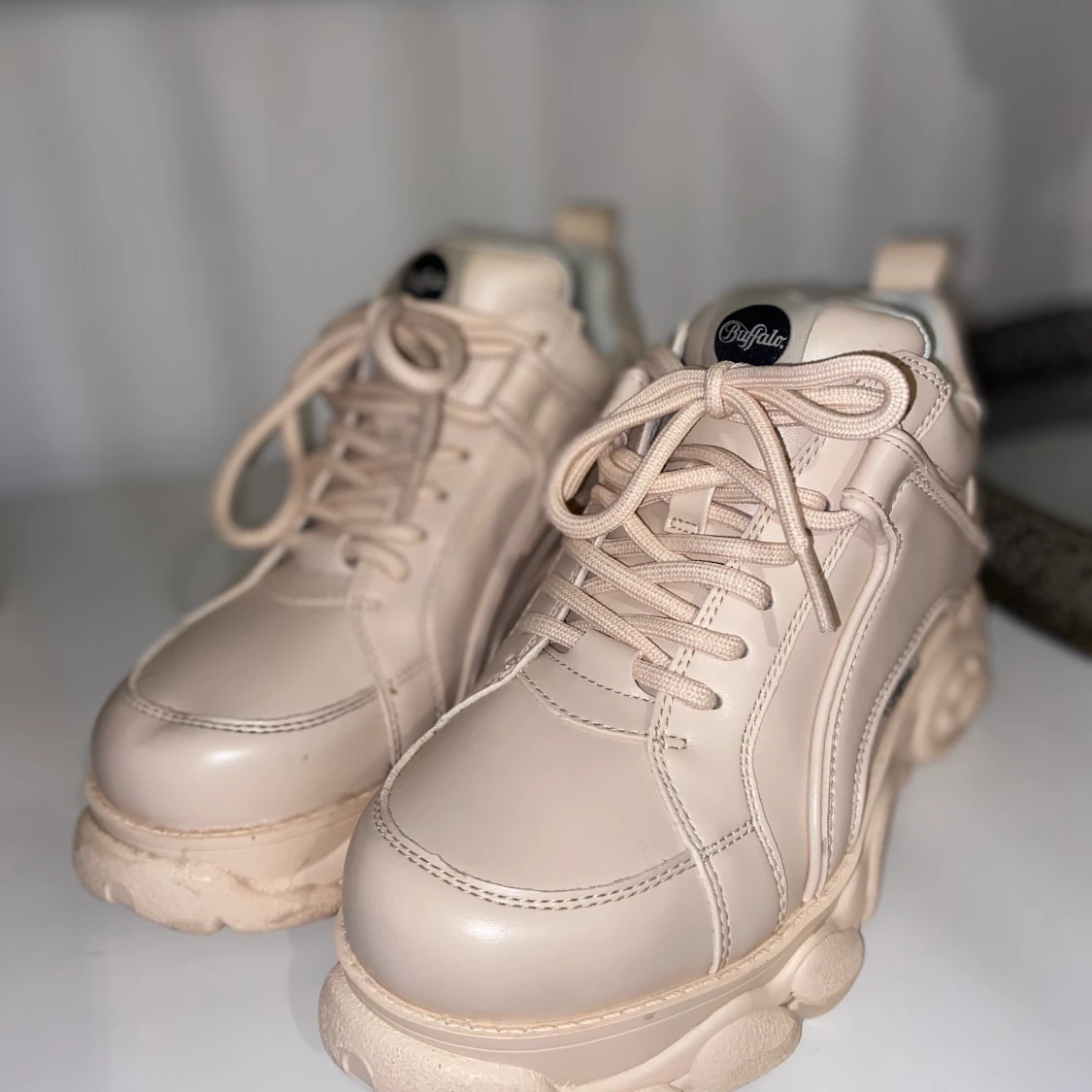 Ljusrosa Buffalo sneakers - 90