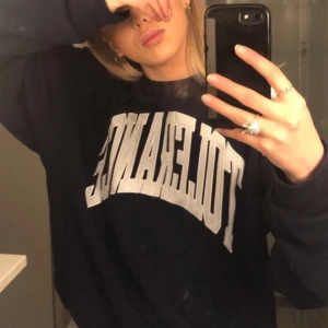 Tröja  - Hejsan💕säljer den är super snygga och sköna tröjan, ifrån weekday och i storlek S/M. Den är använd fåtal gånger och är i super bra skick💕😁🥰 säljer den då den aldrig kommer till användning.💞 säljer den för 200kr + frakt som du står för💞