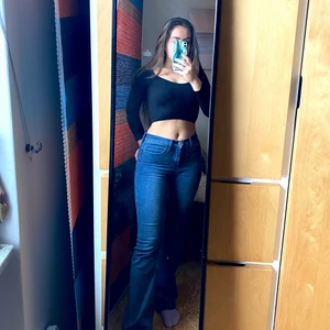 Levi’s 27 blåa - Hej! Jag säljer mina Levi’/ storlek 27, pga de är inte min stil längre, de är medium waist, super vintage o fina 💗  ps: Jag är 1,60, priset är 250kr + frakt eller buda i kommentarerna✨ 🥰