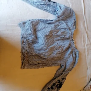 Sommar tröja från Kappahl - Söt randig sommar tröja. Jätte skön men säljer då den är för liten och inte min stil. Kan bäras off The sholder men också som vanlig tröja. Ser lite konstig ut på bilden men sitter jätte bra i midjan och är puffig upptill och rund armarna. Köpare står för frakt. 