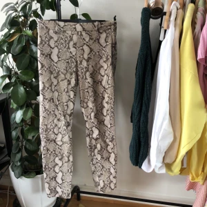 ormmönstrade kostymbyxor med slits - skriv om ni har några frågor eller vill se plagget på🥰