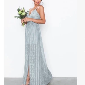 Balklänning - Jag säljer min balklänning som jag tänker kan göra nytta för någon annan!Köpte den för orginalpris 1099kr men säljer den för 600kr, pris kan diskuteras! 