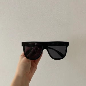 Stora svarta solglasögon🖤 - Mina bakissolbrillor som döljer hela facet säljes! Sjukt stora bågar. Köpta på UroPenn förra sommaren🖤🤍