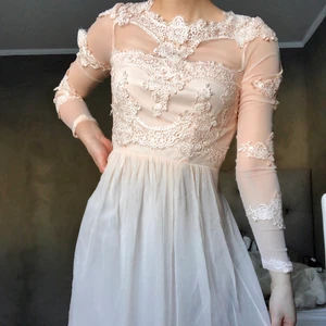 Klänning i strl 34 - Superfin rosa/beige klänning i storlek 34 från Vila. Perfekt till skolavslutning eller likande. Aldrig använd, nypris 600 💞