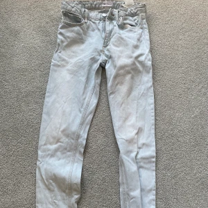 Ljusa jeans - Säljer ljusa jeans med slits på från zara
