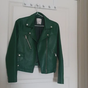 Grön skinnjacka - Grön skinnjacka i storlek Xs. Knaopt använd. Inga hål eller annat märkvärdigt. 