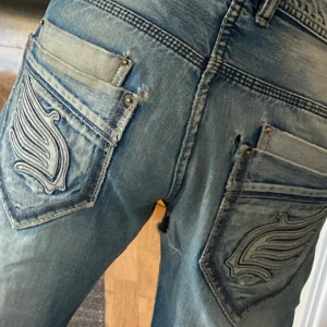 Baggy jeans  - Så jävla coola byxor med ving liknande saker på bakfickorna. Dem har lite slitningar här och där och sen ett på undersidan av låret men inget som är märkbart direkt. Älskar dem med är lite för stora för mig. Är 168. 