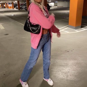 Svart läder väska - I-or Vårkollektionen är nu ute och detta är vår svarta läder baguette väska med silver detaljer och avtagningsbara band. Väskan är i FAKE läder. Väska med originalband 250kr Väska med både originalband & kedjeband 300kr