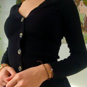 Svart ribbad tröja XS - Svart långärmad topp som har tajt passform. Tröjan är svart med knappar (går att knäppa upp). Har även en extra knapp. Går att samfrakta med andra plagg. 