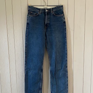 Weekday row mörkblå jeans - Trendiga jeans från Weekday. Modell: ”Row”. Väl använda men utan smuts-/fettfläckar. Originalpris: 500:-