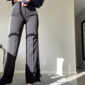 Kostymbyxor  - Ett par balla kostymbyxor från mango med detaljer på sidorna! De har en slits längst ner som ej syns så tydligt men kontakta mig privat för tydligare bilder💓 lite korta på mig som är 178 så passar nog någon som är 170💕