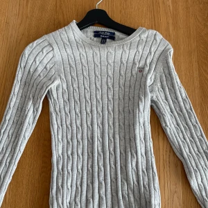 Gant kabelstickd grå XS - Grå kabelstickad ganttröja, storlek XS. Inte använt speciellt mycket. Nypris 1200kr. Hör av dig vid intresse, frakt kan tillkomma! ❤️