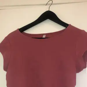 En rosa tröja! Säljer för 40kr+ frakt. Det är L storlek men Det är en liten S! Den passar En M ( jag är M) perfekt! ( OBS PRIS KAN DISKUTERAS )