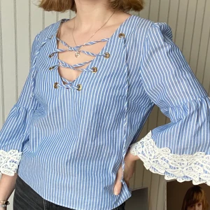 Randig blus - Jättefin blus från zara som bara använts en gång. Har tyvärr blivit så att jag aldrig använder den även om den är perfekt för varma dagar!