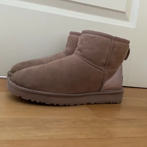 Uggs rosa storlek 38  - Ett par rosa uggs som knappt är använda, fint skick😊 självklart äkta och är inköpta på Pondus ! frakt ingår i priset ☺️👍🏼