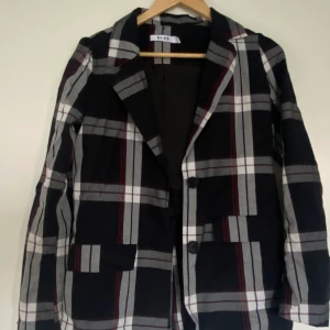 Rutig Blazer  - Fin rutig blazer från NAKD, har knappar så man kan stänga samt 2 fickor.    Storlek: 34/ XS