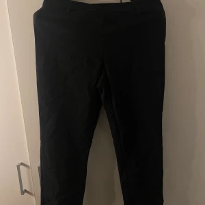 Kostymbyxor  - Kostymbyxor från H&M, det står att dem är storlek 42 men känns mycket mindre kanske 38. Jag är 165 och sista bilder visar längden.