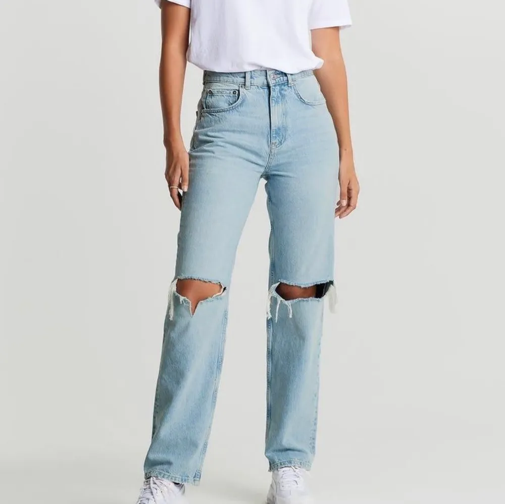 Säljer dessa populära raka 90s jeans från Gina Tricot i storlek 40 då jag redan har ett par likande.       Är i bra skick,endast använd några få ggr i somras💓 Köpta för 599kr men säljer dom för 280+ frakt (66kr) 💓. Jeans & Byxor.