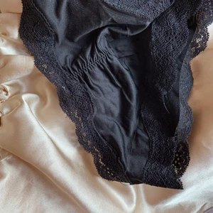 Spetstrosor med scrunch - Spetstrosor med scrunch. Så söta! Såklart aldrig använda! Jag har storlek s och dessa är xs, därför helt oanvända. Frakt ingår i priset💞