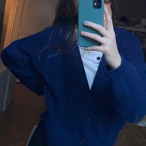 Blå kofta  - Vintage blå kofta💙 Använd några gånger men är i väldigt bra skick, säljer då jag inte får användning för den, sitter skitsnyggt oversized på mig med S