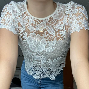 Blommig vit topp från Bikok - Säljer en vit transparent blommig topp från Bikbok. Endast använd en gång och är därför i mycket bra skick. 70kr inklusive frakt