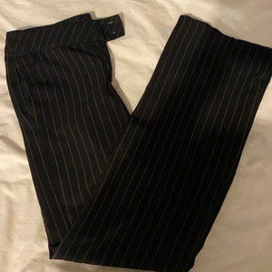 Coola kostymbyxor 🤎 - Säljer dessa snygga kostymbyxor i bootcutmodell. Köpt vintage så vet inte vad det är för märke. Byxorna är låga i midjan. Betalning sker via swish och köparen står för frakten. 🤎