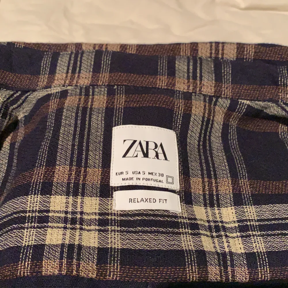 En rutig överdrags skjorta från Zara, kan bäras över linne, t shirt etc. Lite tjockare material så bra på sommaren om man vill dra på sig nåt över💗. Skjortor.