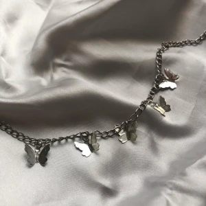 Fjärilshalsband  - Fjärilshalsband 🦋  - 69 kr ✨  - Frakt tillkommer på 15 kr 💖  Kontakta mig vid frågor eller köp! 🥰