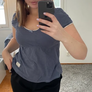 Blå odd molly topp - Jättefin ”djupblå” tröja från Odd Molly, väldigt skönt material. Storlek 1 vilket motsvarar storlek S skulle dock säga att den även passar M pga att den är stretchig. Köparen står för frakt.