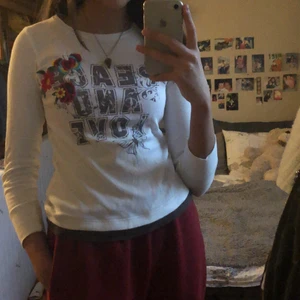 Cute top - Jätte söt tröja/top liknande, säljs pågrund av att den inte används och för att jag behöver bli av med saker. Kan mötas upp i göteborg:3 