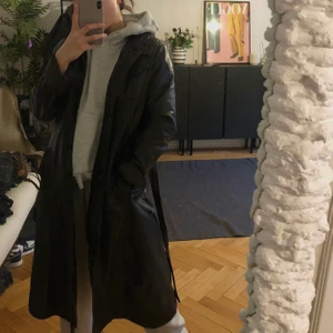 SKINNKAPPA - Mörkbrun, nästan svart, skinnkappa i äkta läder 🪰🌚📺🕰💣 Har luva och massa fina detaljer! Riktig vintagekappa! 300 kr inkl frakt! 