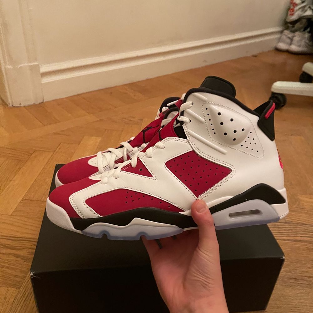 Jordan 6 re-retro carmine  Sizes: Eu 43/ us 9,5 Eu 44/ us 10 Eu 40,5/ us 7,5 Eu 46/ us 12 Bid starting at 2399 and bin 2699 same price for all pairs. Brand new all og comes with receipt.  Dm for more info, more pictures or if you are interested!  Meet up in Stockholm or shipping!. Skor.