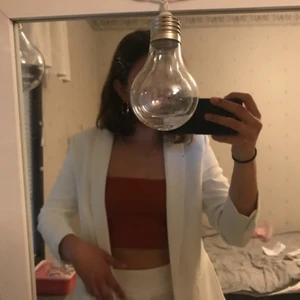 Vit blazer - Säljer min vita blazer som jag bar upp på 9:ans bal 💁🏽‍♀️ Snyggt till fest, finmiddagen eller annan tillställning! 