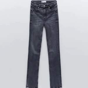 Snygga jeans med slits från Zara! Jätte sköna och stretchiga. Är i storlek 34, men som sagt väldigt stretchiga (har i vanliga fall 36 eller 38). Sitter svin snygg bak! Använda, men är som nya. Mid-rise midja (Är 170cm)