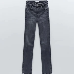 Zara jeans - Snygga jeans med slits från Zara! Jätte sköna och stretchiga. Är i storlek 34, men som sagt väldigt stretchiga (har i vanliga fall 36 eller 38). Sitter svin snygg bak! Använda, men är som nya. Mid-rise midja (Är 170cm)