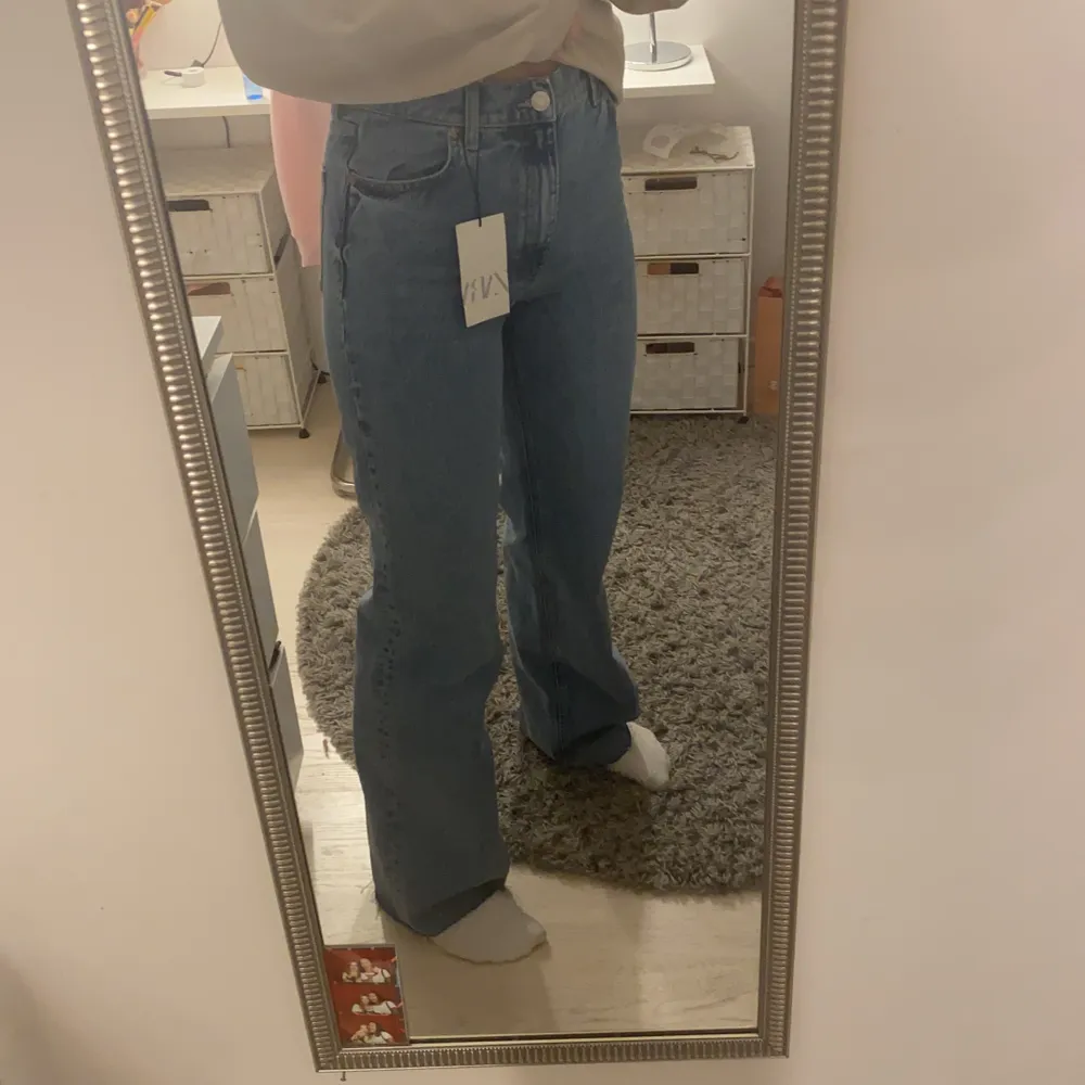 Helt oanvända jeans från Zara i strl 38!! (Prislapp kvar) Jag är 173 cm. Säljer då jag inte kommer få så mycket användning för dem. 150kr + frakt 😇. Jeans & Byxor.