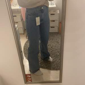Helt oanvända jeans från Zara i strl 38!! (Prislapp kvar) Jag är 173 cm. Säljer då jag inte kommer få så mycket användning för dem. 150kr + frakt 😇