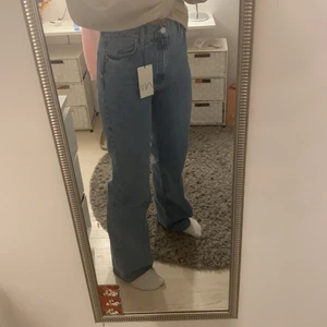 Vida Jeans Zara - Helt oanvända jeans från Zara i strl 38!! (Prislapp kvar) Jag är 173 cm. Säljer då jag inte kommer få så mycket användning för dem. 150kr + frakt 😇