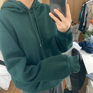 Grön hoodie - Mysig hoodie från hm. Jättefin grön färg och är i bra skick 