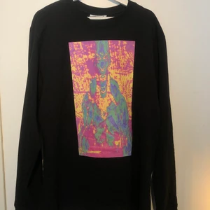 Långärmad tröja från Weekday.  - Långärmad tröja från Weekday i storlek L. Den har som 2 pytte små slitslar på vardera sida av tröjan. Och som man ser på bild 2 så har den en gul detalj på högra armen. Frakt ingår ej.