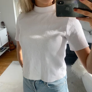 Zara polo - Kortärmad polotröja från Zara! superfin men kommer tyvärr inte till användning för mig längre. 🤍