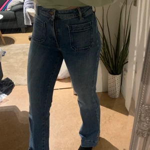 utsvängda wrangler jeans - utsvängda jeans från wrangler, mellan hög midja. passar xs-s