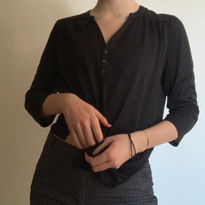 Svart tröja  - Väldigt basic svart tröja, men fin ändå! Passar till allt, lätt att stajla, skönt material. Lite nopprig på undersida arm, men annars i ett väldigt gott skick!
